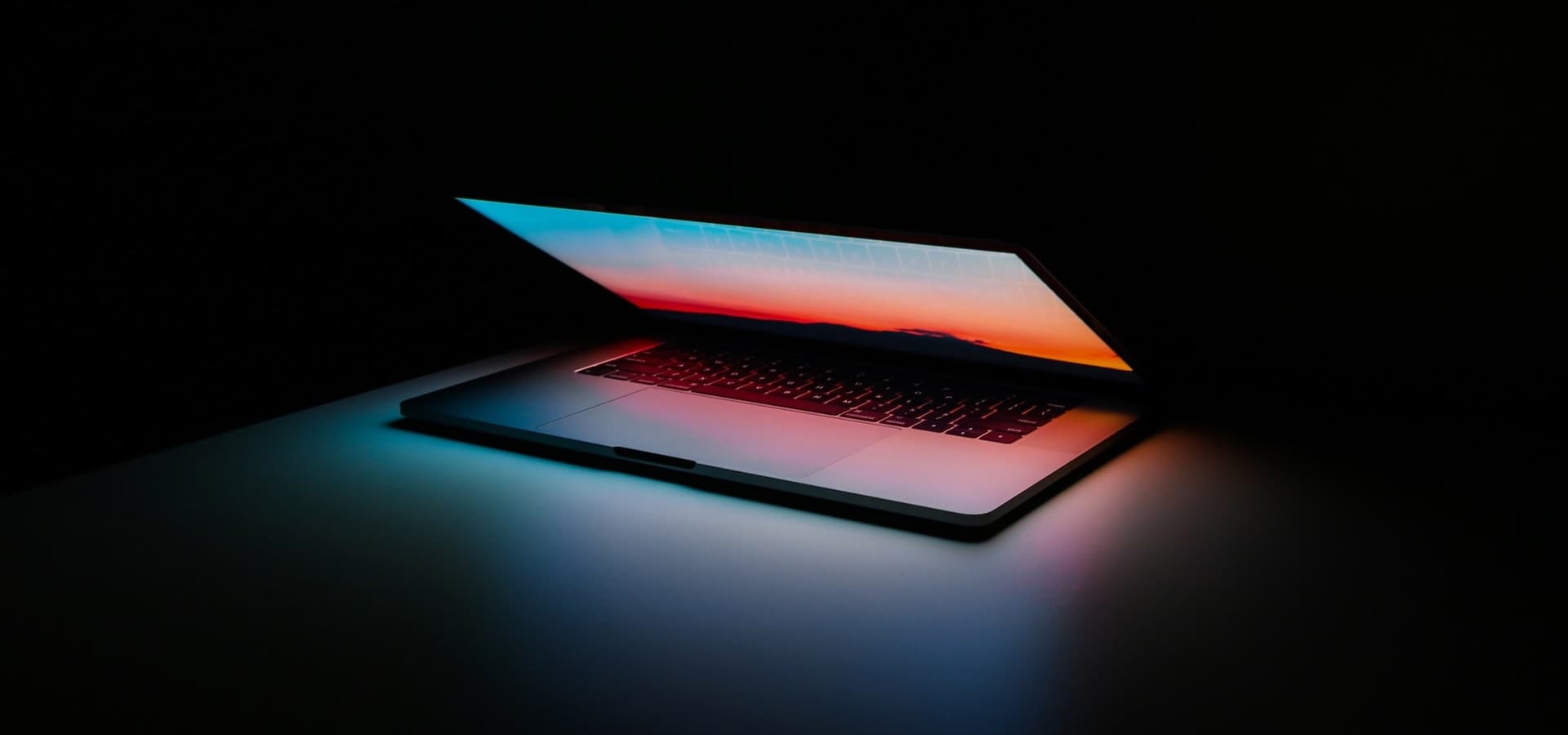 Egy félig kinyitott laptop